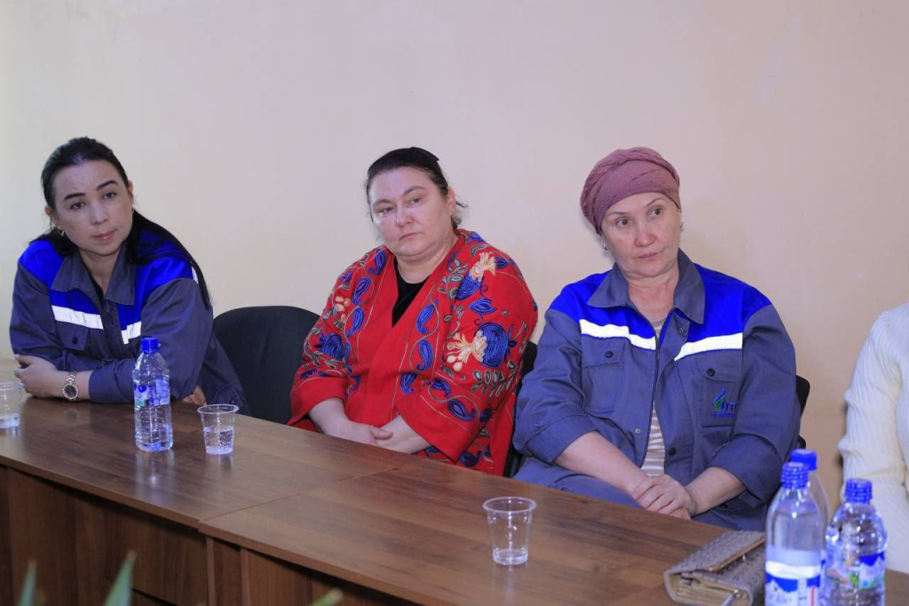 Bolalar porno Porno onlayn oyoqlarini yalashga majbur